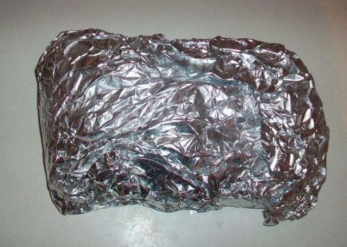 обгортаємо яловичину у фольгу