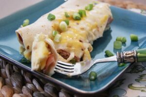 Рулетики з лаваша з шинкою, куркою та сиром