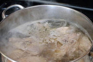 м'ясо в каструлі