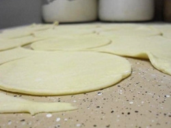 видавлюємо з тіста кружечки