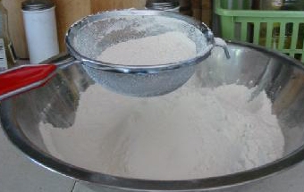 просіваємо борошно