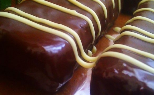 прикрашаємо баунті білим шоколадом