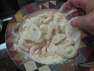 обвалюємо кальмари в борошняної суміші