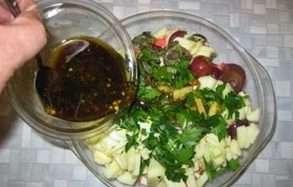 змішуємо інгредієнти і заправляємо їх заправкою