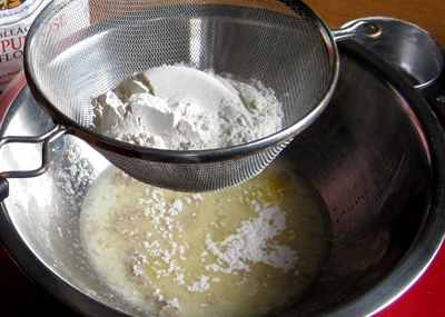 просіваємо в суміш борошно