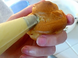 наповнюємо еклери кремом за допомогою кондитерського шприца