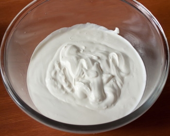 збиваємо сметану з яйцем