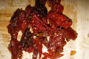 подрібнюємо в'ялені помідори