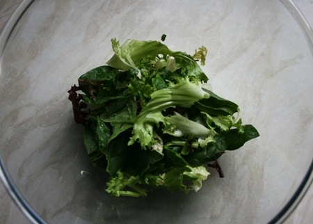 зелень в мисці