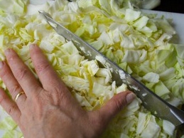 подрібнюємо маленькі капустяне листя