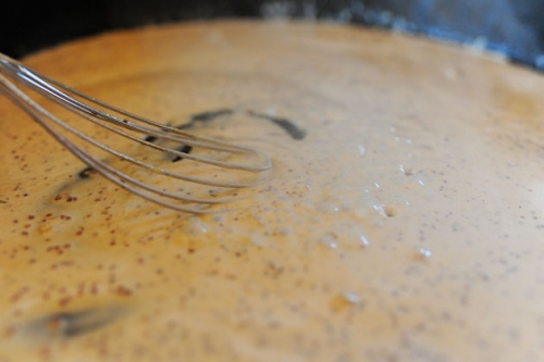 додаємо вершки і курячий бульйон