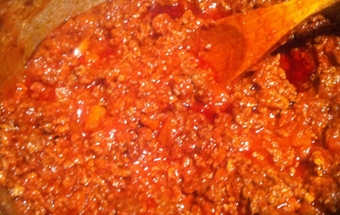 смажимо цибулю з фаршем і томатною пастою