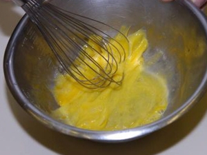 збиваємо яйця з цукром