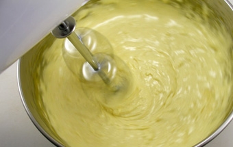 збиваємо яйця з цукром