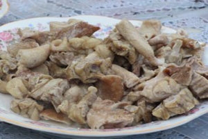 м'ясо на тарілці