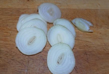 Нарізаємо на шматочки лук