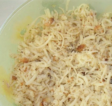 готуємо суміш з сиру і сухарів