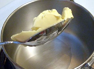 Розтоплюємо вершкове масло