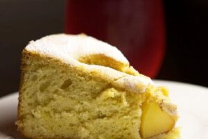 Шарлотка з грушею