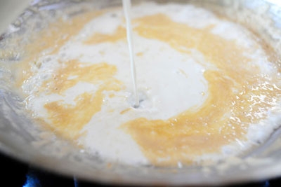 сметана в сковороді