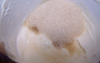 перемішуємо сметану з цукром