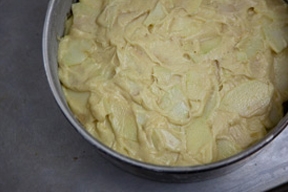 перекладаємо тісто з яблуками в деко