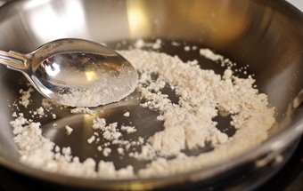 висипаємо борошно в сковороду