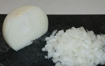 дрібно рубаємо цибулю