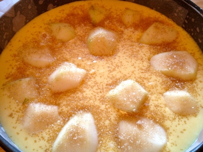 виливаємо у форму тісто і викладаємо груші