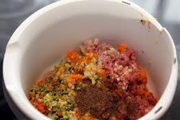 курячий фарш змішуємо з морквою і цукіні