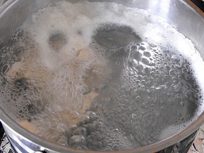 каструля з водою і куркою