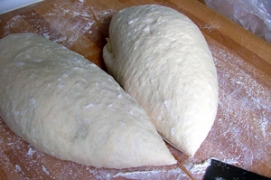 тісто розрізаємо на дві половинки