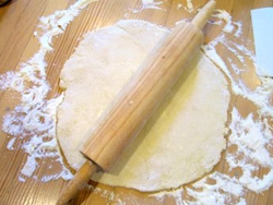 розкачуємо тісто