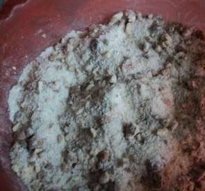 змішуємо горіхи з борошном і цукром