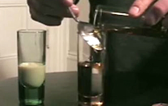 наливаємо другий шар на перший шар лікеру