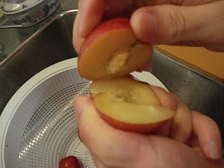 дві половинки сливи