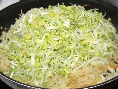 тушкуємо цибулю і цибулю порей