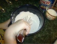 перемішуємо всі сухі компоненти для тіста