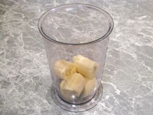 банани в чаші блендера