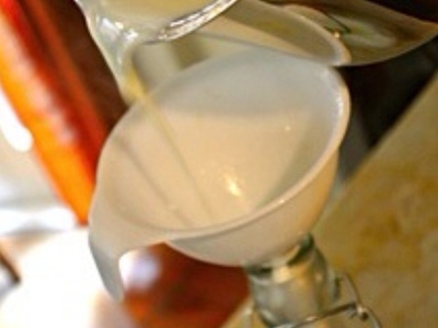 перелити тісто в пляшку