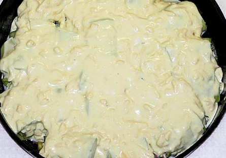 Заливаємо блюдо сирно-сметанною масою