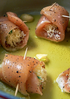 викладаємо в сковороду курячі рулетики