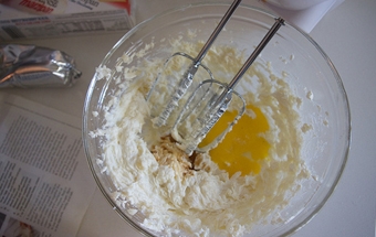 додаємо жовтки в вершково-цукрову суміш