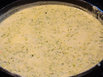 подрібнюємо блендером інгредієнти в супі