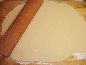 розкачуємо тісто