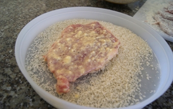 обвалюємо свинину в панірувальних сухарях