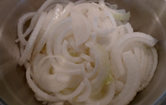 нарізаємо цибулю півкільцями