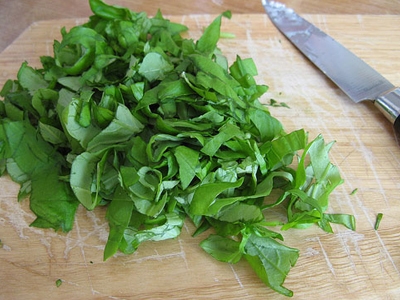 дрібно рубаємо базилік