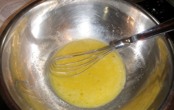 перемішуємо цукор з яйцями