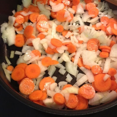 цибулю і моркву на сковороді